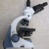 نمای بغل میکروسکوپ سه چشمی بیولوژی 1600 برابر مدل KE-M2015T-Plan