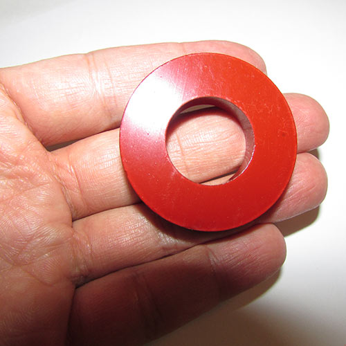 سایز آهنربای حلقه ای شکل با قطر 4.5 سانتیمتر و رنگ قرمز روشن