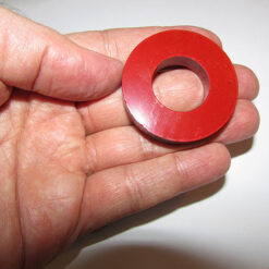 نمایی دیگر از آهنربای حلقه ای شکل با قطر 4.5 سانتیمتر و رنگ قرمز روشن